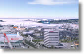 展望ロビーから眺められる金沢港、日本海